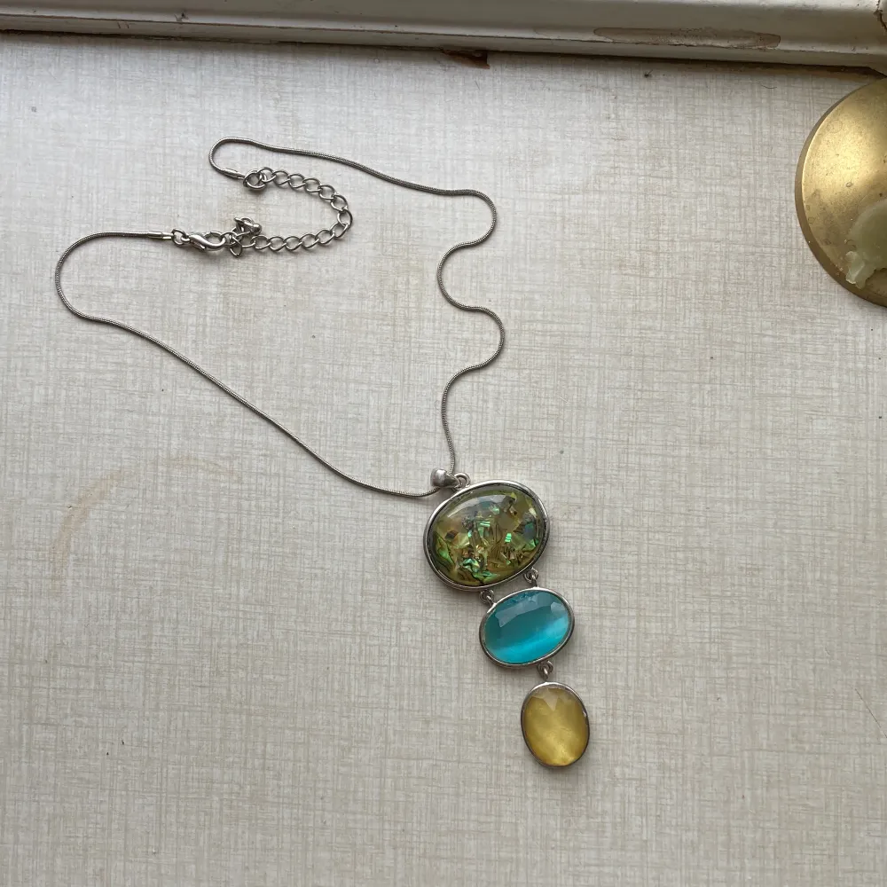 Gulligt halsband med stenar i olika färger! . Accessoarer.