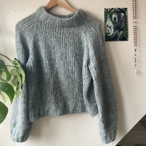 Stickad ulltröja - Handstickad ulltröja av mig! I fin ljusmintgrön färg. Handarbete och 100 % ekologisk ull, därav priset. One of a kind! Är ganska glesstickad och därför tunn, passar året om! Skriv för fler bilder!