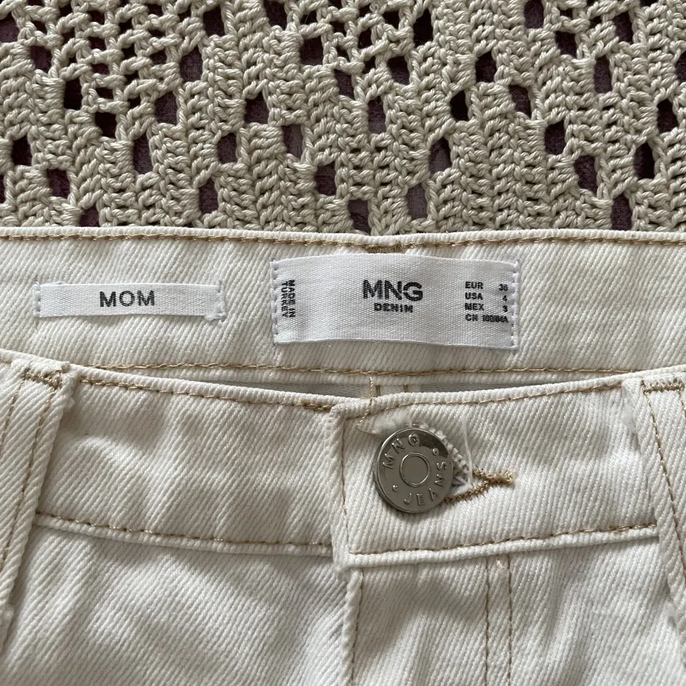 Oanvända vita jeans från Mango. De är i storleken 36, men skulle nog påstå att de är mera som 34.. Jeans & Byxor.