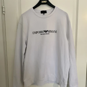 Vit Armani tröja - Hej säljer min Armani tröja då den börjar bli för liten för mig. Tröjan är i bra skick men har två jättesmå fläckar och knappt syns ( borde gå bort i tvätten) se bild 3, köparen står för frakt, priset kan diskuteras vid snabb affär😊