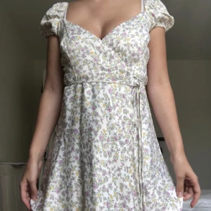 Blommig klänning - Helt ny klänning från zara som tyvärr är för kort för mig! Lappen sitter kvar så endast testad! 