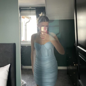 Blå sommarklänningar  - Blå klänning, vet ej märke då den är köpt på plick 