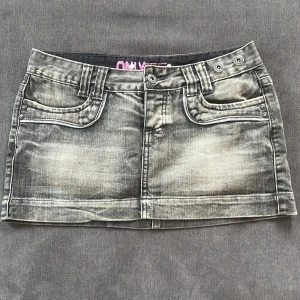 Jeanskjol  - Jättefin lågmidjad mörkgrå jeanskjol💓💓💓