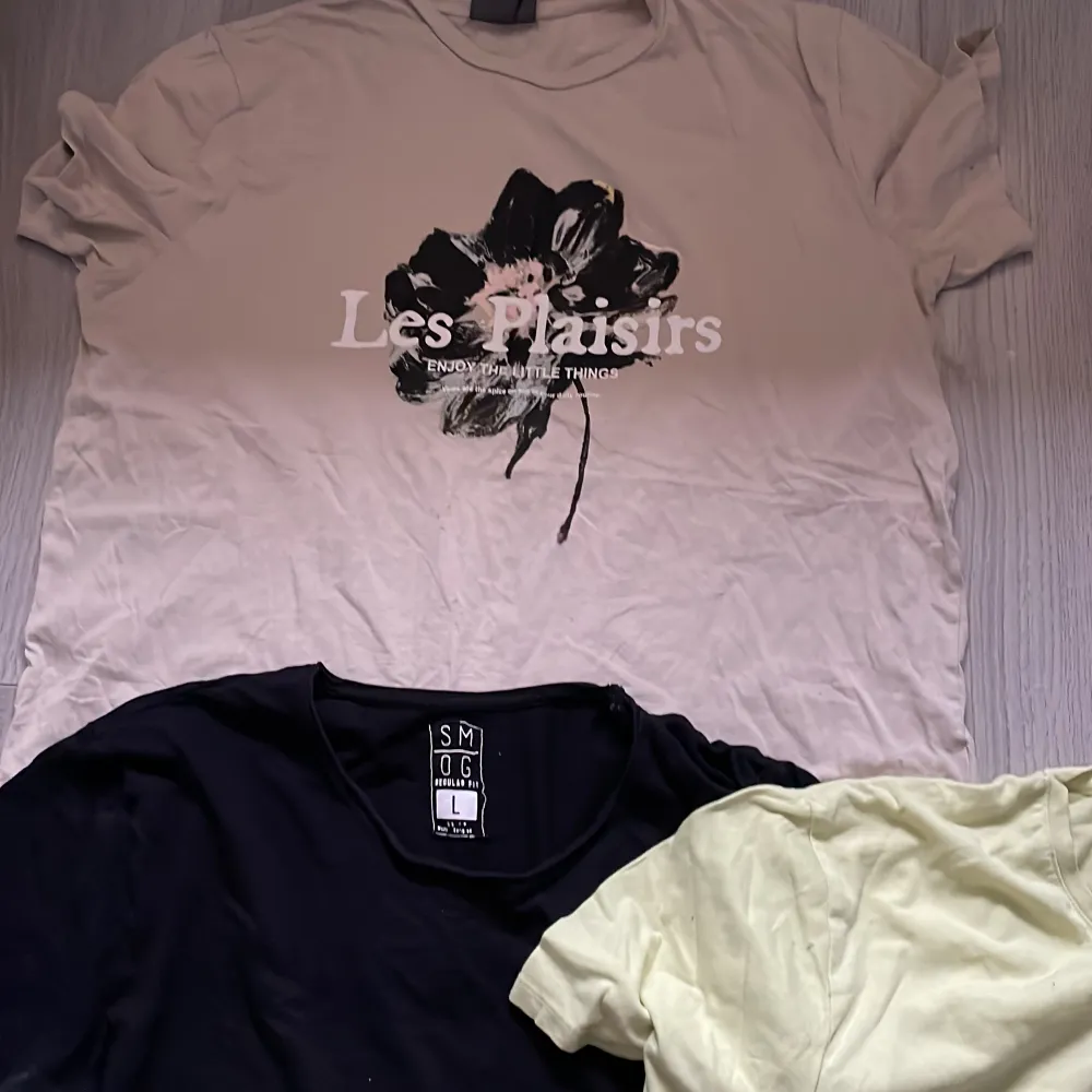 Säljer dessa 4 t-shirts kan säljas separat isåfall 35kr för 1 och 100kr för alla   Alla är i storlek large och alla bra skick   Köparen står för frakt 📦 . T-shirts.