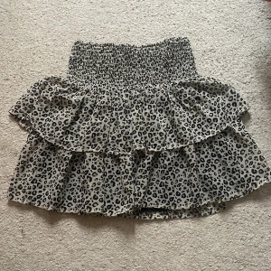 Volangkjol - Säljer min volangkjol för att den inte kommer till användning. Fin till sommarn. Man kan även ha den som topp. Från kappahl i storlek 170💕💕