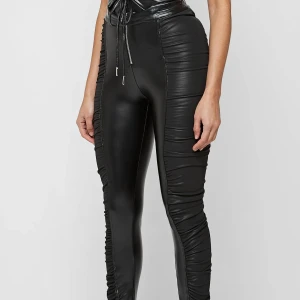 Faux Leather byxor - Byxor från Maniere de voir. Använda endast 1 gång, i nyskick. Storlek 6/XS  Ordinariepris 830kr
