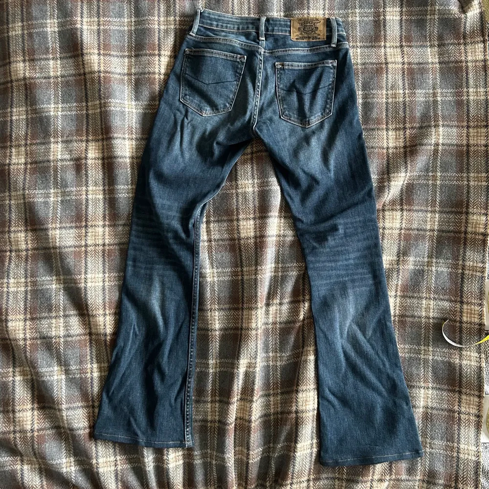 lågmidjade jeans från crocker, lite bootcut i passformen, storlek 26/33. Jeans & Byxor.
