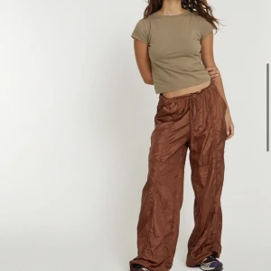 Parachute pants  - Slut sålda parachute byxor från motel rocks. Aldrig använda då byxorna är för långa för mig men de är perfekta för sommaren. Säljer även i andra färger! 