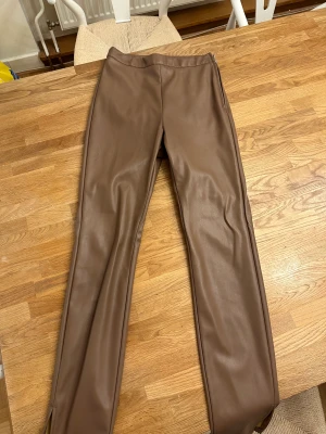 Byxor med slits - Bruna läder byxor (ej äkta) med slits