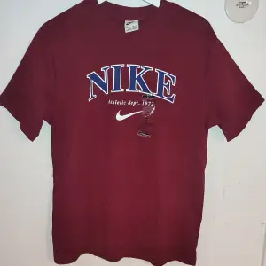 Oversized T-shirt från Nike. Aldrig använd, prislapparna kvar. Inköpt för 499.