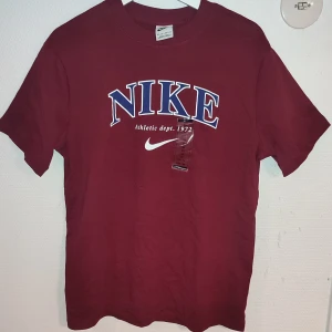 Nike vinröd oversized T-shirt - Oversized T-shirt från Nike. Aldrig använd, prislapparna kvar. Inköpt för 499.