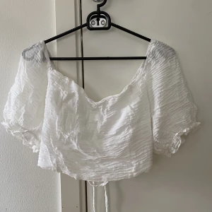 Topp med knytning i ryggen - Världens finaste sommartopp🥹 Kommer tyvärr inte till användning längre💕 Man kan reglera storleken i ryggen😊