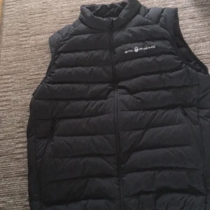 Äkta Medium sail racing väst för 1500kr - Äkta svart Medium sail racing väst för 1500kr 