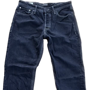 Jack and Jones jeans  - Svarta baggy jeans, bra skick inga defekter.