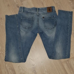Jeans - Säljer dom här super gulliga jeansen för att dom e för små för mig! Dom sitter olika på olika! Så typ skinny jeans fast samtidigt inte! Typ raka! Använt 3-4 ggr! Helt nya! Midja 35-36, innerbenen är 73-72! Kan mötas upp! 💗💗