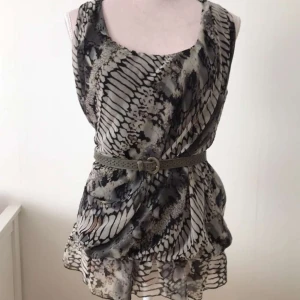 Mönstrig blus - Helt oanvänd blus för 20kr i storlek M. Den är väldigt stretchig. 💝