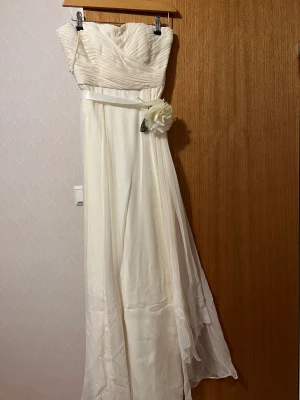Balklänning/ festklänning  - Krämvit balklänning i Chiffon. Klänning har används bara vid ett tillfälle och är i väldig god skick. 