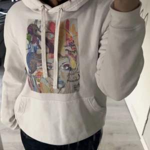 Snygg hoodie från the cool elephant. Ärvt från min syrra så är använd men skicket är ändå bra. Därav priset. Köpt för 599kr. Trycket är sämre än på bilden/inte lika starka färger. ‼️Båda bilderna är lånade! Gammal model i storlek XS i vit. 