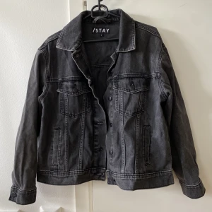 Mörkgrå Jeansjacka - Säljer min fina jacka då den inte kommer till användning längre💕 Köptes för ca 4 år sedan och är i mycket bra skick. 😊