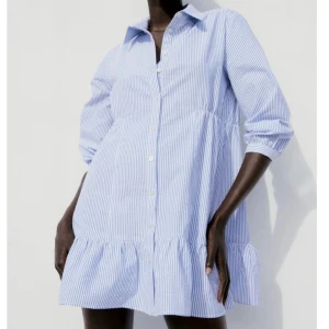 Zara klänning  - Jättefin blå- och vitrandig klänning! Perfekt till sommaren 🤩Storlek S. Köpt för 399kr! Helt oanvänd. 