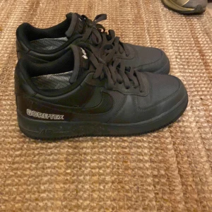 Svart Nike air force - Svarta Nike af1 knappt använda. Goretex. Nypris runt cirka 2000kr