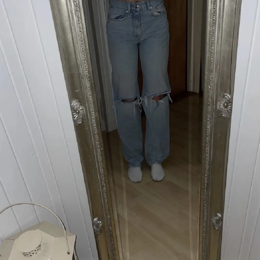 Ett par blåa jeans med hål på knäna från Gina tricot🥰storleken är 32 men passar mig som har 34. Jeans & Byxor.