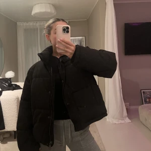 Puffer jacket - Rensar inför flytt, säljer därför denna jacka från Nakd i storlek 36. Inköpt denna vinter och är i mycket bra skick. Nypris 800kr, mitt pris 200kr💕 PM för fler bilder
