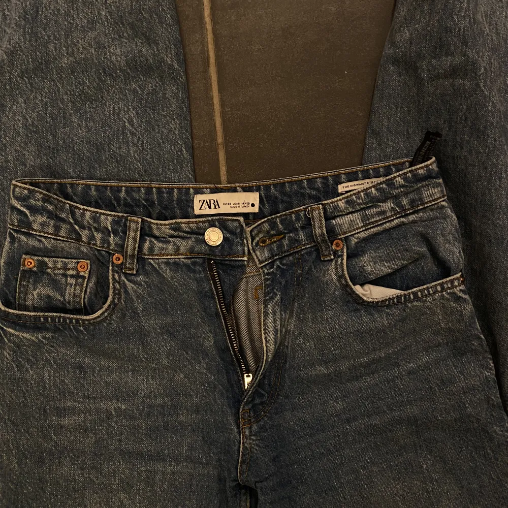 Zaras mid waist jeans i stek 38, så sjukt snygga men kommer inte till användning bland alla min jeans 🥲200kr+frakt . Jeans & Byxor.