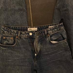 Zaras mid waist jeans i stek 38, så sjukt snygga men kommer inte till användning bland alla min jeans 🥲200kr+frakt 