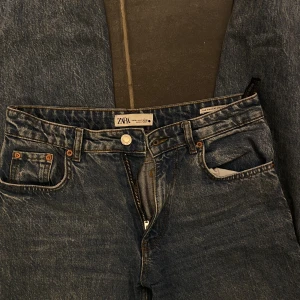 Zara jeans  - Zaras mid waist jeans i stek 38, så sjukt snygga men kommer inte till användning bland alla min jeans 🥲200kr+frakt 