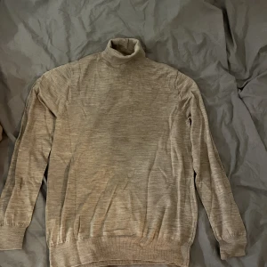 Polotröja Mango - Beige polotröja, helt ny ej använd.