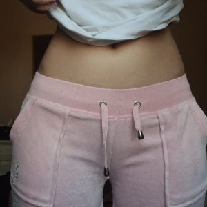 Juicy couture - Fick de i present och är inte min stil riktigt. De är sydda till lågmidjat. De är från aliexpress.