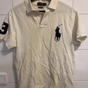 Ralph Lauren piké  - Vanlig vit piké från märket Ralph Lauren 😁 Köptes i Paris för ett par år sen 🤝 Är lite urtvättat men annars inga skavanker!  Jag är 187, 75kg och tröjan sitter truesize 💫