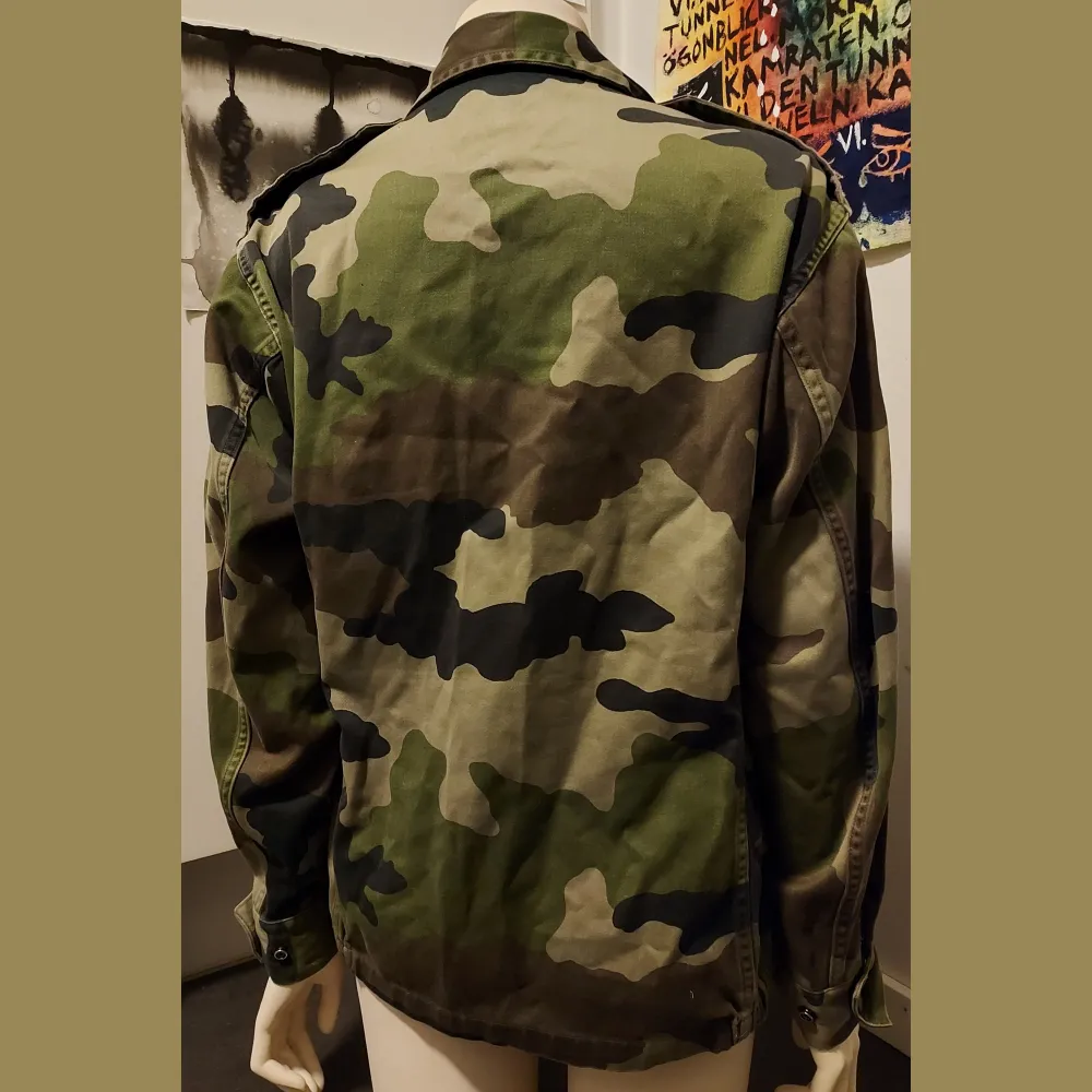 Cool camouflage jacka, märke och storlek har klippts bort någon gång men skulle säga att den är en M. Eventuell frakt betalas av köparen 💚🤎. Jackor.