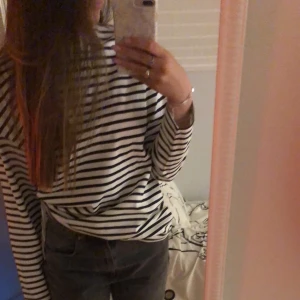 Randig tröja🖤🤍🖤🤍 - Säljer denna långärmad lite tunnare tröja från ginatricot, den är svart o vit randig och är inte använd så mycket🖤