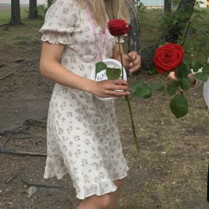 Somrig klänning - Beige/smutsvit klänning med blommigt mönster och knappar framtill🌼 Den är i nyskick, använd en gång och säljer på grund av  att den är för liten💕