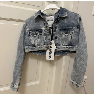 Moschino jeansjacka - Helt ny jeansjacka från Moschino x hm med lapparna kvar❤️