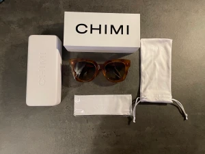 Chimi 08 - Helt nya Chimi 08 i färgen Havana, med all orginalförpackning. Om du är har någon fråga eller vill ha fler bilder är det bara att skicka ett meddelande!