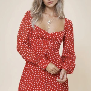 Adoore klänning använd 1 gång - Adoore ”Mykonos dress” som är i toppskick då den endast är använd en gång. Storlek 36 ❤️