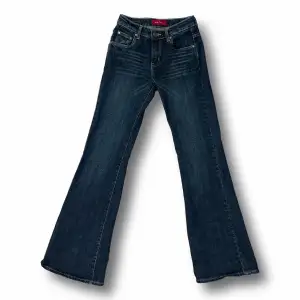 Jättefina lågmidjade bootcut jeans, som jag endast testat. Säljer för de tyvärr är för små för mig. 💘 Midjemått: 33cm Innerbenslängd: 82cm