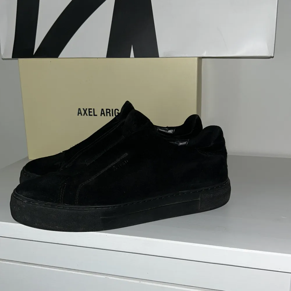 Säljer ett par Arigato skor eftersom de är försmå och knappt använda. Bara använt på 3 begravningar annars inget mer. Köpta på Nk kvitto finns. Skor.
