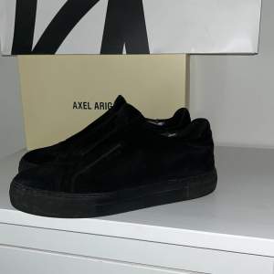 Säljer ett par Arigato skor eftersom de är försmå och knappt använda. Bara använt på 3 begravningar annars inget mer. Köpta på Nk kvitto finns