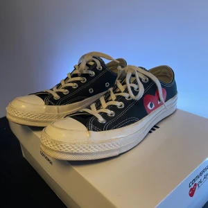 CDG Converse - CDG Converse Storlek 39 Jättefint skick, 8/10, använda ett fåtal gånger! Box medföljer i helt okej skick Nypris 1500kr