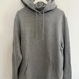 Hoodie med tryck - Finns i både storlek M och L!