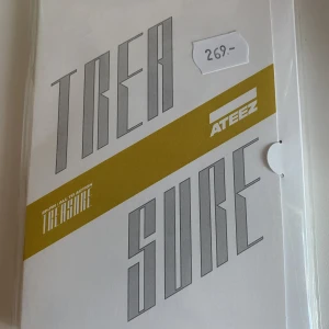 Ateez - treasure  - Helt ny Ateez - treasure ep.fin: all to action (meta album) plattform versionen. Innehåller 12 postcards, ”random” photocard, QR photocard album. (Postcard på San blev köpt) men alla andra finns med (:  Skriv för mer bilder om det behövs 💕