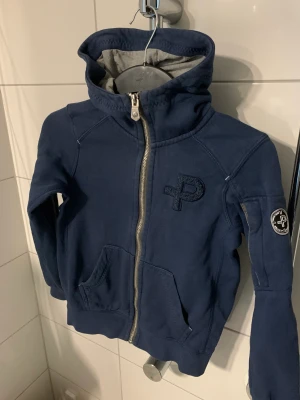 BarnHoodie Pelle P - Fin Hoodie från Pelle P. Storlek 140. Den är använd men i mycket bra skick. Dragkedjan funkar utmärkt. 