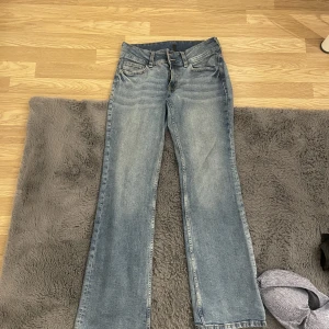 Botcut jeans,hm storlek 38/M - Jättefina botcut jeans,litet hål vid fickan men syns knappt plus jag har sytt så det synns inte!! 