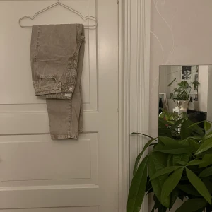 Jeans Gina🤍 - Jeans från Ginatricot. Storlek 38. Grå/brun stentvätt. Använda en gång. Kan mötas i Göteborg eller skicka, köparen står för frakt.