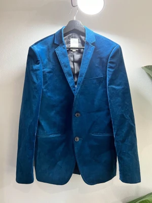 Lindbergh blå kavaj i sammet - Märke: Lindbergh Typ: Kavaj/Blazer Storlek: 48 Färg: Blå Material: Sammet Mönster: Enfärgat Kroppstyp: Man