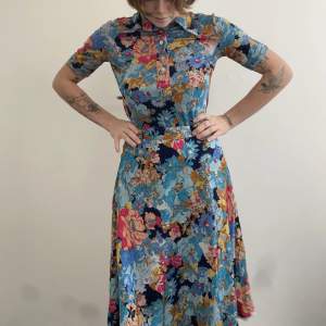Vintage Överdel med matchande kjol i 50/60-tals anda. I blommönster. 